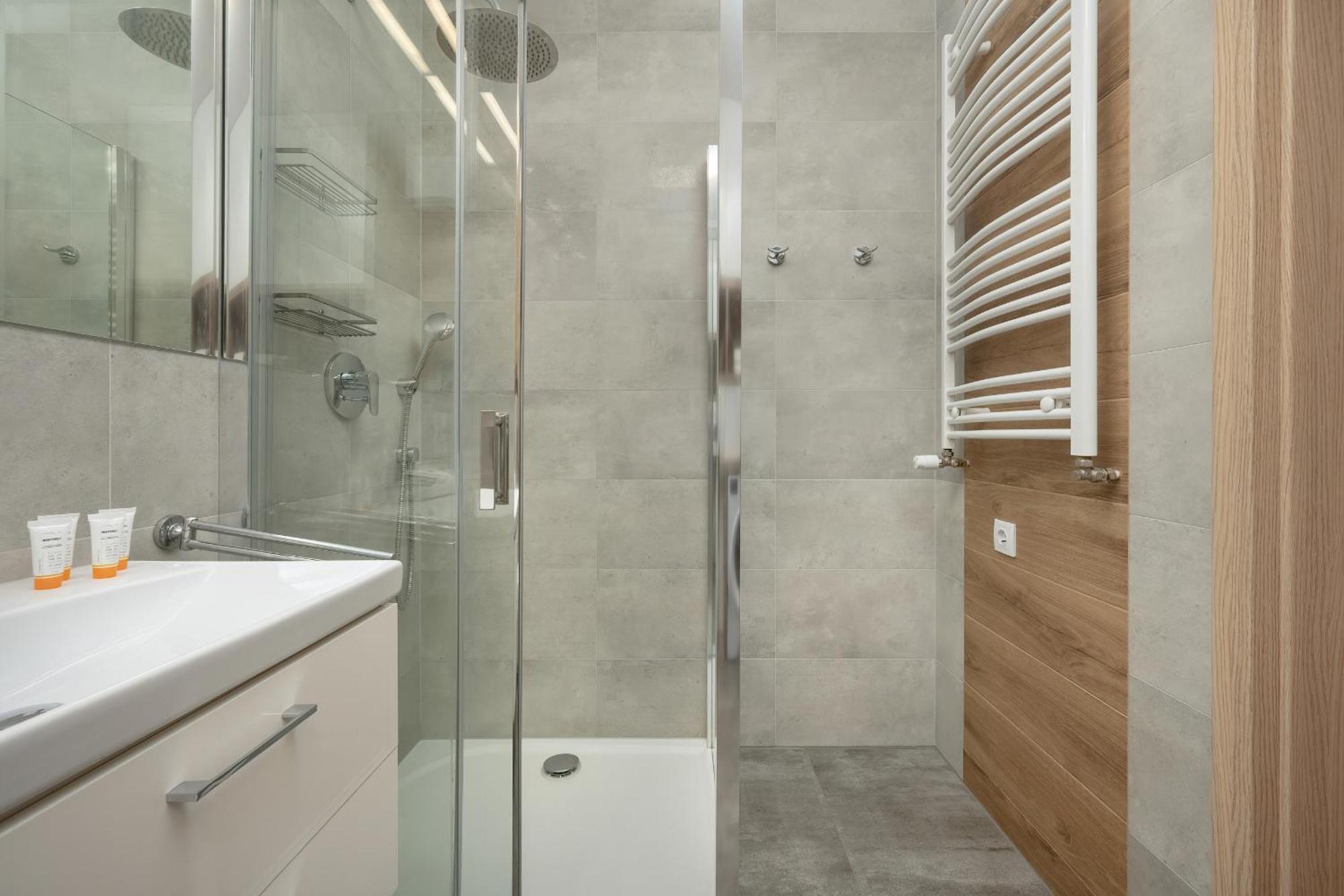 One Bedroom Apartment Nadodrze With Free Garage Wroclaw By Noclegi Renters Esterno foto